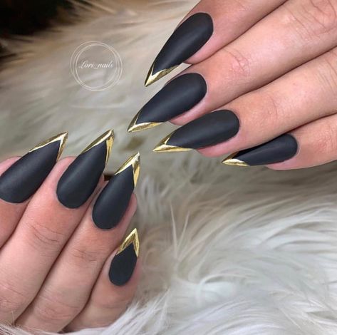 Gold Stiletto Nails, Black Gold Nails, Stilleto Nails Designs, Nail Art Halloween, Black Stiletto Nails, Black Manicure, Classic Nail, Witchy Nails, Matte Black Nails