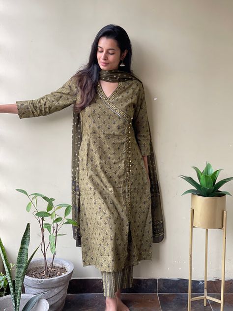 Printed Angrakha Kurti, Pant Design For Suit Women, Angrakha Shirt Design, Office Wear Kurti Designs, Angrakha Design Kurta, Angrakha Suits Design, Cotton Angrakha Suits, Angrakha Kurti Designs Latest, Ang Rakha Style Kurti