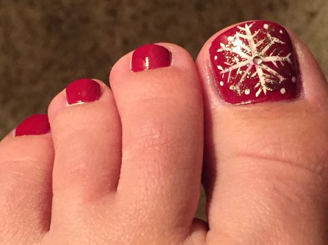 Christmas Toe Designs, Red Christmas Toe Nails, Christmas Nails Toes, Christmas Toes Nails Designs, Christmas Design Toe Nails, Snowflake Pedicure, Holiday Toe Nails Christmas, Christmas Toenail Designs, Snowflake Toenail Designs