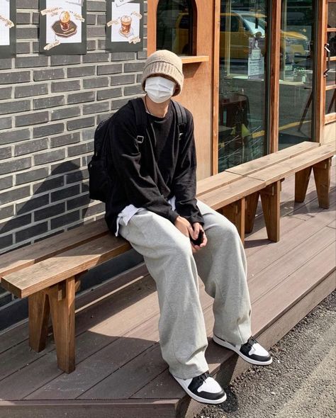 Korean Sporty Outfits Men, Acubi Men Outfit, Beige Beanie Outfit, Asian Street Fashion Men, Boys Aesthetic Outfits, Sporty Outfits Men, Korean Street Fashion Men, Asian Streetwear, Guy Fits