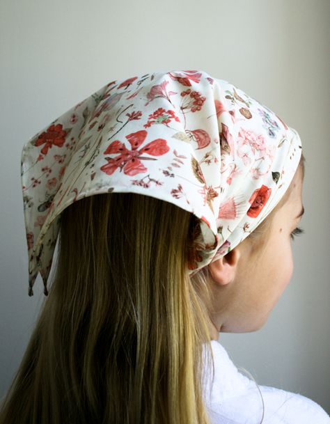 Rolled Hem Liberty of London Bandana, with Link to Rolled Hem Projects Diy Head Scarf, Kerchief Pattern, Bandanas Diy, Scarf Sewing Pattern, Kerchief Hair, Head Bandana, Purl Bee, Headband Tutorial, Purl Soho