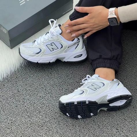 Sneakers Trending, Snicker Shoes, Nike Shoes Women Fashion, Sneakers Trendy, Trendy Footwear, Sneaker Trends, Girls Shoes Sneakers, Pretty Shoes Sneakers, Shoes Outfit Fashion