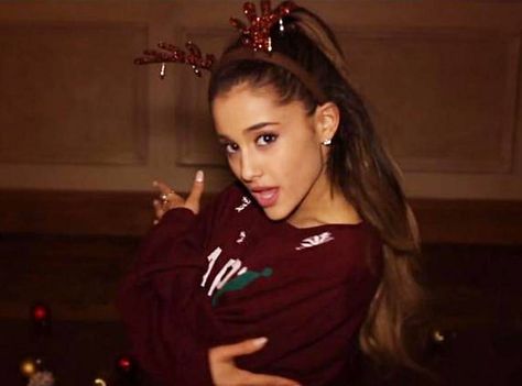 Ariana Grande Santa Tell Me, Santa Tell Me, Me Music Video, Ariana Music, Xmas Pictures, Favorite Christmas Songs, Ariana Grande Pictures, Nikki Sixx, People's Choice Awards