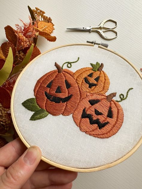 Embroidery Designs Fall, Fall Embroidery Designs Free Pattern, Jack O Lantern Embroidery, Fall Embroidery Ideas, Fall Embroidery Patterns, Fall Hand Embroidery, Flower Hacks, Spooky Embroidery, Embroidery Fall