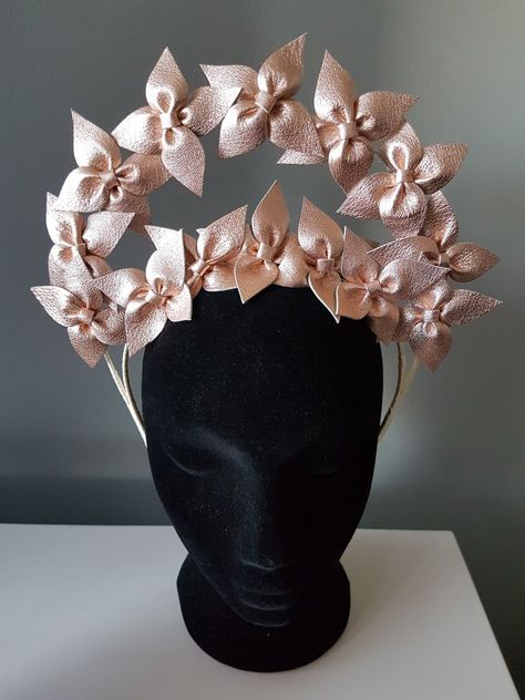 scarlet & red millinery: Metallic rose gold halo flower crown / headband / fascinator How To Make Hats, Fascinator Hats Diy, Fascinator Hats Wedding, Headband Fascinator, Red Fascinator, Headband Hat, Bridal Fascinator, Flower Crown Headband, Hat Headband