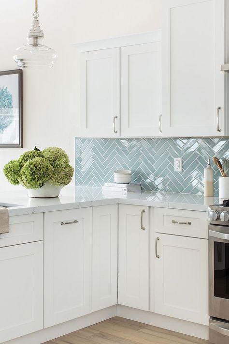 Kitchen Ideas Coastal, Warm Wood Kitchen, Coastal Modern Kitchen, Small Coastal Kitchen, Blue Tile Backsplash Kitchen, White Coastal Kitchen, Blue Backsplash Kitchen, Beach Cottage Kitchen, Coastal Kitchen Ideas