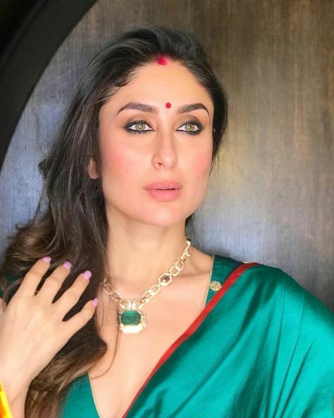 In this gorgeous sari by @raw_mango and her own heirloom necklace #kareenakapoorkhan tonight for #diwali celebrations 🔥🔥🔥 . . .… Kareena Kapoor Saree, Kareena Kapoor Photos, Kareena Kapoor Pics, Kareena Kapoor Khan, Classic Necklace, Kareena Kapoor, Priyanka Chopra, Bridal Jewellery, Bollywood Fashion