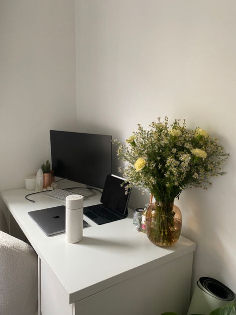 White Desk Aesthetic, Aesthetic Desk Setup, Aesthetic Setup, Pretty Desk, Desk Flowers, Study Environment, Pretty Desks, Desk Aesthetic, Cozy Things