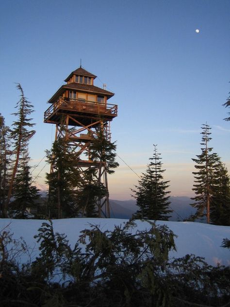 Warner Mountain Fire lookout, Oregon Location: Willamette National Forest Availability: November to May Cost: $65/night Fire Lookout, Tree House Plans, Lookout Tower, Tower House, Park Ranger, Watch Tower, Forest Fire, Cabin Life, Cabins In The Woods