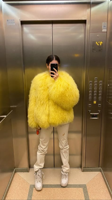 Yellow Outfit Winter, Summer Outfits Yellow, Spring Outfits Girly, Yellow Outfit Aesthetic, Classy Outfits Summer, Fur Coat Outfits, Girly Summer Outfits, Gilda Ambrosio, Yellow Outfits