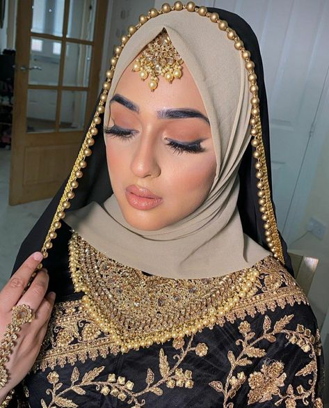 Tikka With Hijab, Indian Hijabi Bride, Nikah Pics, Saree With Hijab, Pakistani Hair, Headpiece Hijab, Hijabi Bride, Niqabi Bride, Wedding Hijab Styles