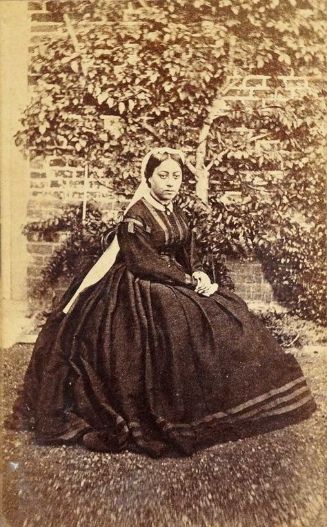 Shiny History Gems on Twitter: "Queen Emma of Hawaii, 1865 https://t.co/IHCxVBIq2D" / Twitter Queen Of Hawaii, Hawaiian Royalty, King Kamehameha, Victorian Dress, Hawaii, Royalty, Bee, Gems, Queen