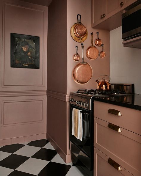 Farrow And Ball Sulking Room Pink Kitchen, Sulking Room Pink Kitchen, Pink And Red Kitchen, Apartment Kitchen Renovation, 1940s Kitchen Remodel, Small Kitchen Modern, Brynn Whitfield, Euro Kitchen, Prewar Apartment