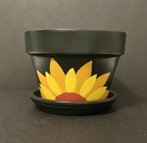 Brown Flower Pot Painting Ideas, Sunflower Terra Cotta Pot, Painting Ideas On Pots Easy, Vase Ideas Painting, Painting A Pot, Flower Pot Painting Ideas Easy, Painting Ideas On Pots, Painting Flower Pots Ideas Simple, Pot Painting Ideas Easy