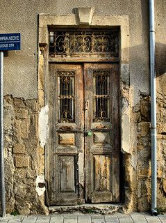 Old Door Decor, Rustic Wood Doors, Welcome Signs Front Door, Old Wooden Doors, Ivy House, Vintage Doors, Wooden Door Design, Rustic Doors, Front Door Colors