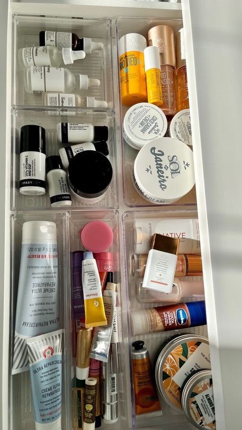 Skincare Organization Drawer, Organizing Ideas For Desk, Makeup Organization Drawer, Skincare Drawer, Clear Organization, Vanity Inspo, Makeup Vanity Storage, Room Organization Bedroom, Room Organisation