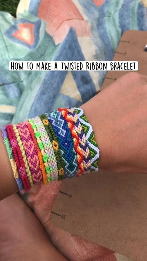 Twisted Ribbon Bracelet, Bracelet Patterns Easy, Cute Friendship, Diy Bracelets With String, String Bracelet Patterns, Diy Friendship Bracelets Tutorial, Braided Bracelet Diy, Ribbon Bracelet, Yarn Bracelets