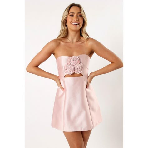 This strapless mini dress is a must-have for any wardrobe. The non detachable three rose detail down the front gives it an extra touch of femininity and makes it stand out. Plus, its bust cut out and shirred back panel will make you look like a total dream! Pretty Homecoming Dresses, Hen Party Outfits, Bachelorette Party Dress, Fall Wedding Guest Dress, Usa Dresses, Strapless Mini Dress, Guest Dresses, Satin Dresses, Pretty Dresses