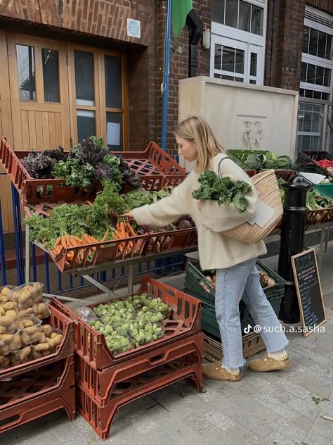 Farmers Market Basket, Farmers Market Outfit Spring, Farmers Market Aesthetic Outfit, Farmer Market Outfit, Farmers Market Pictures, Farmers Market Photoshoot, Aesthetic Farmers Market, Market Photoshoot, Farmers Market Aesthetic