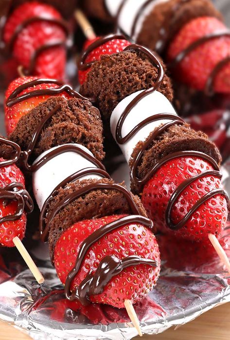 Strawberry Brownie Bites, Strawberry Shortcake On A Stick, Brownies On A Stick, Fruit And Donut Kabobs, Chocolate Covered Strawberries Skewers, Strawberry Kebabs Skewers, Unique Kabob Ideas, Fruits On Stick, Mini Fruit Kabobs For Party