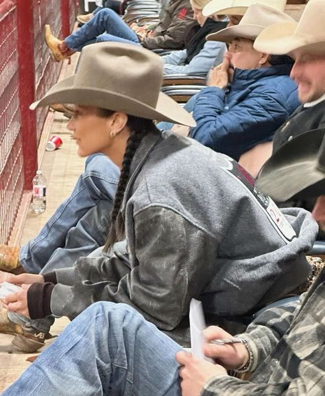 Bella Hadid Aesthetic, Miley Stewart, Cowboy Like Me, Cowboy Aesthetic, Jean Jacket Outfits, Bella Hadid Outfits, Cowgirl Aesthetic, Rodeo Outfits, Alternate Universe