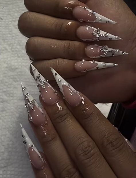 Nails Stilleto Inspiration, Stilleto Nails With Charms, French Tip Acrylic Nails With Charms, Stalitoes Nails Design, Steletoes Nails Long, Red Bottom Stiletto Nails, Stilleto Nails Long Designs, Steletoes Nails Design, Stiletto Nails With Gems