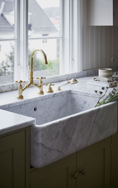 Traditional Country Chic Kitchens The Swedish Way - Nordic Design Marble Kitchen Sink, Green Kitchen Ideas, Country Chic Kitchen, White Marble Sink, Limestone Countertops, Green Kitchen Designs, Metal Sink, Sage Green Kitchen, Coco Lapine Design