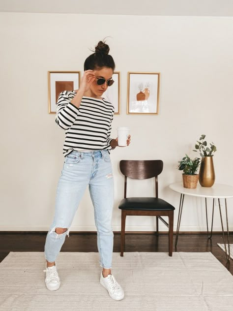 White Sneakers Outfit Spring, Wantable Outfits, Light Wash Jeans Outfit, Young Mom Style, Wash Jeans Outfit, Madewell Outfits, Trendy Mom Outfits, White Sneakers Outfit, Casual Mom Style