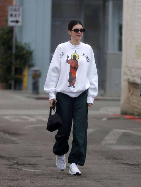 b29eed44276144e4e8103a661f9a78b7 Style Kendall Jenner, Stile Kendall Jenner, Sweatshirt Street Style, Kendall Jenner Street Style, Kim K Style, Kendall Style, Kardashian Kollection, Street Sweatshirt, Kendall Jenner Outfits