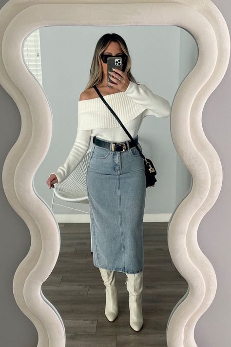 Skirt Jeans Outfit Winter, Maxi Skirt For Winter, Long Jean Skirt With Sweater, Sweater With Denim Skirt, Denim Skirt In Winter, Maxi Denim Skirt Outfit Winter, Denim Long Skirt Outfit Ideas, Denim Skirt Outfit Party, Denim Maxi Skirt Outfit Fall