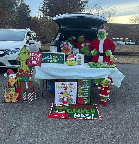 Trunk Or Treat Grinch, Elf On The Shelf Trunk Or Treat, Christmas Car Trunk Decorations, Grinch Trunk Or Treat Ideas For Cars, The Grinch Trunk Or Treat Ideas, Whoville Trunk Or Treat, The Grinch Trunk Or Treat, Christmas Trunk Or Treat Theme, Grinch Trunk Or Treat