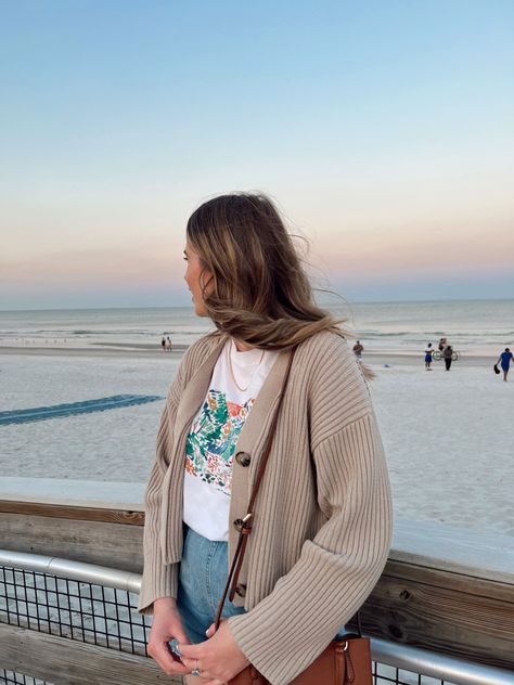 Graphic Tee Outfit With Cardigan, Beach Cardigan Outfit, Oversized Cropped Cardigan, Graphic Tee And Cardigan Outfit, Cropped Graphic Tee Outfit, Graphic Tee And Cardigan, Summer Cardigan Outfit, Cropped Cardigan Outfit, Crop Cardigan Outfit