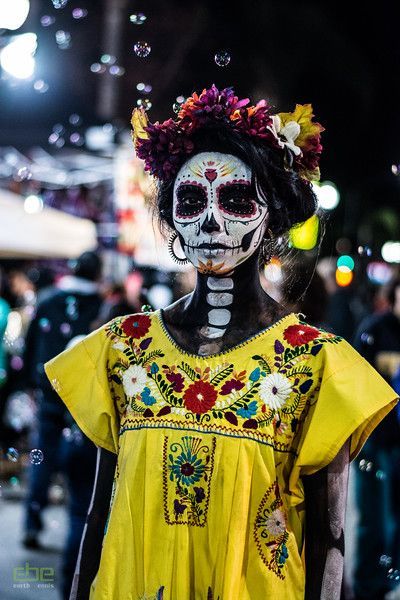 Mexican Halloween Costume, Catrina Costume, Day Of The Dead Celebration, Halloween Makeup Sugar Skull, Mexican Halloween, Sugar Skull Costume, Den Mrtvých, Food Events, Day Of Dead