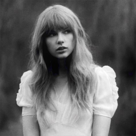 White And Grey Aesthetic, Taylor Swift Black, About Taylor Swift, Grey Aesthetic, Gray Aesthetic, Taylor Swift, Swift, Black And White, Grey