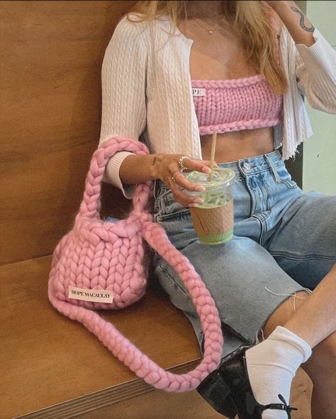 Wool Bags Handmade, Crochet Bag Outfit, Alexis Fashion, Chunky Knit Bag, Pink Bags Outfit, Yarn Logo, Hope Macaulay, Bag Tutorials, Crochet Cozy