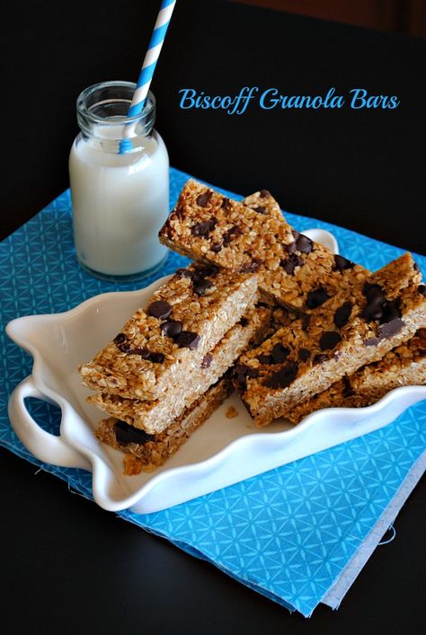 Biscoff granolla bars by @Suzanne | You MadeThat? Candy Bar Cookies, Homemade Scones, Snack Dip, Granola Bars, Snack Mix, Snack Time, Classic Food, Sweet Snacks, Dessert Bars