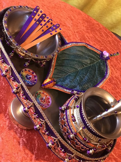 A gorgeous mehndi plate for you Mehndi Rasam @mehndiplatesforfunUk Mehandi Rasam Decoration, Mehndi Thaal Ideas Trays Pakistani, Mehndi Rasam Decoration, Mayoon Decorations, Mehndi Plates Ideas, Mehndi Thaal Ideas Trays, Mehndi Plates Ideas Pakistani, Mehndi Theme Ideas, Mehendi Thaals