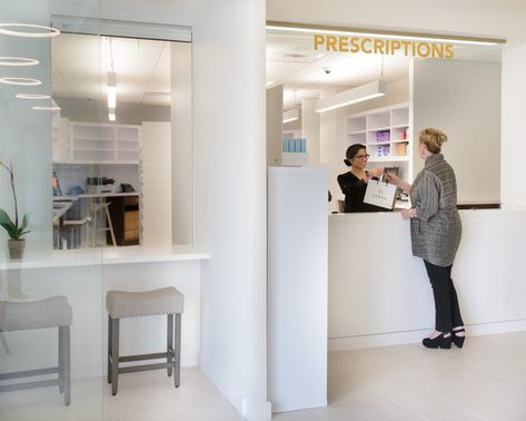 Clinic Pharmacy Design, Pharmacy Storage, Pharmacy Aesthetic, Science Aesthetic, Studio Medico, Hospital Pharmacy, Clinic Interior, Medical Office Design, Retail Store Interior Design