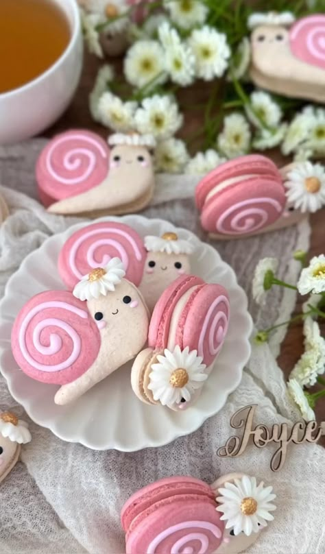 Snail Shaped Food, Snail Macarons, Snail Cookies, Snail Birthday Party, Macaroons Cute, Birthday Cookies Ideas, Spring Macarons, Snail Template, Cute Macaroons