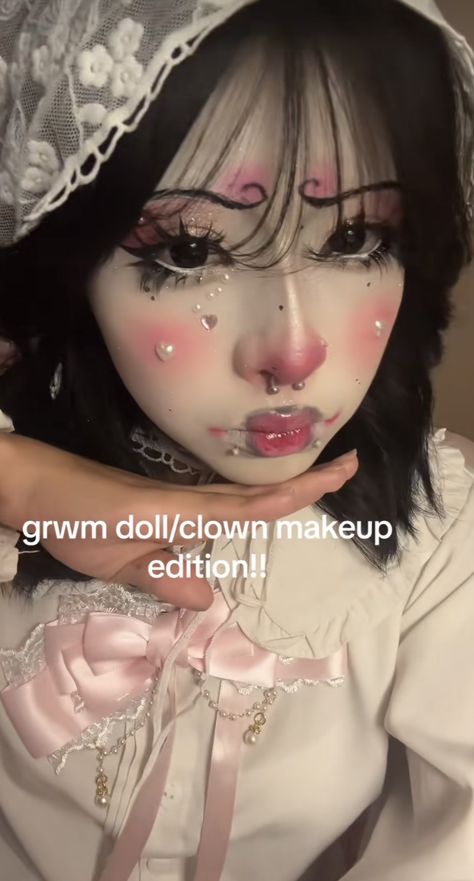 Dolly Makeup Halloween, Melanie Martinez Makeup Looks K-12, Porciline Dolls Makeup, Gloomy Bear Makeup, Clown Doll Makeup, Doll Makeup Pretty, Morute Makeup, Dollcore Makeup, Pink Clown Makeup