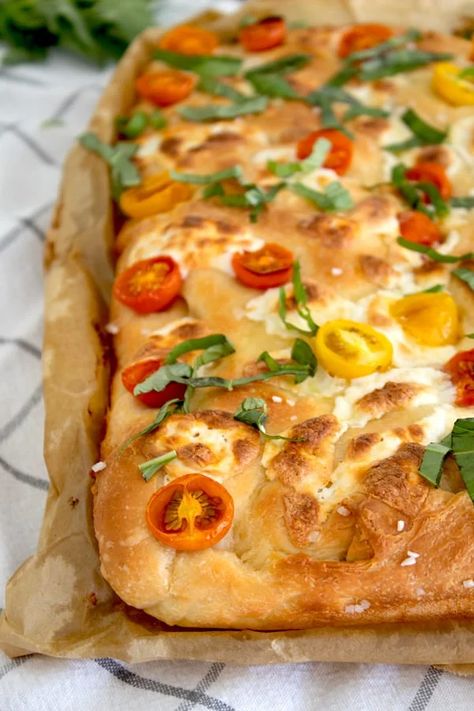 We love anything with fresh tomatoes, mozzarella and basil which is exactly why this dreamy, fluffy focaccia bread is one of our favorites Focaccia Bread Tomato, Tomato Basil Focaccia Bread, Focaccia Bread Toppings, Focaccia Recipes, Foccacia Recipe, Foccacia Bread, Bread Toppings, Fall Meals, Focaccia Bread Recipe