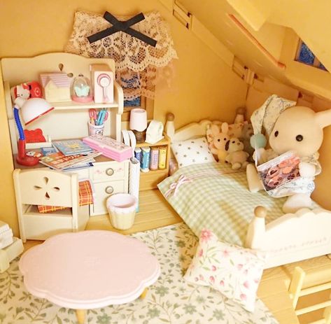 Calico Critters Aesthetic House, Calico Critters House Ideas, Doll House Aesthetic, Calico Critters Aesthetic, Sylvanian Families House, Kids Doll House, Critters 3, Calico Critters Families, Calico Critter