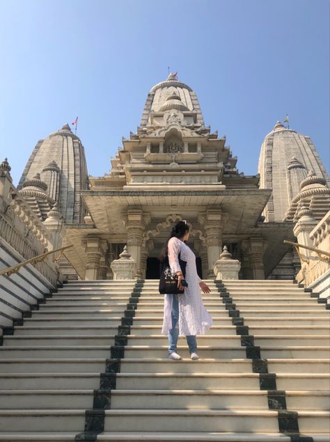 Birla mandir Mandir Photoshoot Ideas, Poses In Mandir, Birla Mandir Jaipur, Mandir Photoshoot, Mandir Photo Pose, Temple Photo Ideas, Temple Poses, Temple Photoshoot, Vrindavan Dham Images