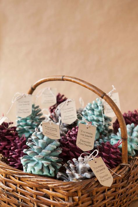 DIY Pinecone Fire Starter Favors #Christmas #diy #basket #gift #decorhomeideas Pinecone Fire Starters, Christmas Gift Baskets Diy, Winter Wedding Favors, Diy Stockings, Diy Pinecone, Easy Diy Christmas Gifts, Christmas Crafts For Adults, Cones Crafts, Pine Cone Crafts