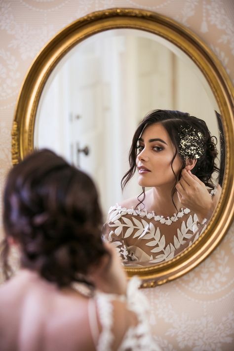 Bride Mirror Pictures, Engagement Self Portrait, Bride Mirror Photography, Bride In Mirror Photo, Bridal Mirror Pictures, Bride Mirror Photo, Wedding Mirror Photo, Bride Portrait Poses, Wedding Ideas Party