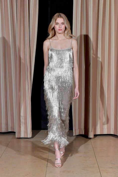 Rachel Zoe served some serious old Hollywood glamour with this fringe metallic gown on the Fall 2017 runway. Event Dress, Dress Classy, Couture Mode, Sling Dress, Fringe Dress, Vogue Russia, Silver Dress, Rachel Zoe, Hollywood Glamour