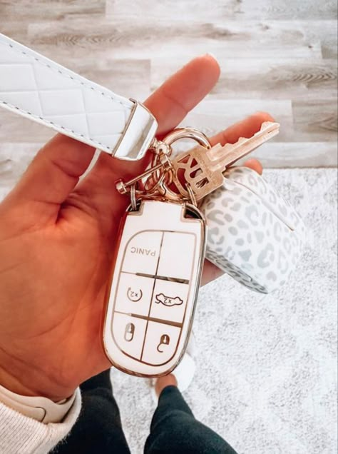 Cute Key Fob Cover, Key Fob Case, Car Assesories Jeep, White Jeep Accessories, 2024 Jeep Grand Cherokee, Car Keychain Aesthetic, White Jeep Grand Cherokee, Cute Keychains For Car Keys, Car Keys Aesthetic