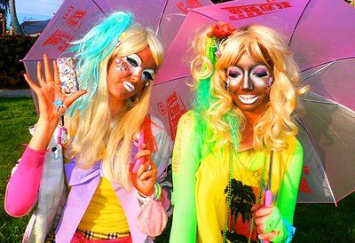 spray tan harajuku Ganguro Girl, Gyaru Makeup, Gyaru Fashion, Weird Fashion, Japan Photo, Japanese Street Fashion, Girls Show, J Fashion, Harajuku Fashion