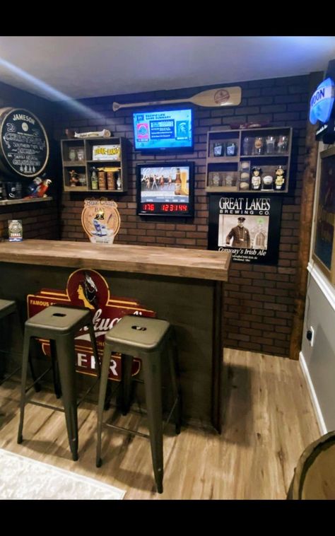 Beer Bar Ideas For Home, Tiki Bar Room Ideas, Home Bar In Garage, Rustic Corner Bar Ideas, Man Cave Bar Ideas Small Spaces, Mancave Bar Ideas, Garage Bar Ideas Diy, Garage Bar Ideas Man Caves, Man Shed Bar