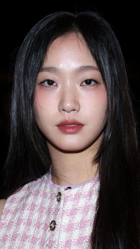 Kim Go Eun | Chanel S/S23 Fashion Event | Jan 2023 Kim Go Eun Chanel, Kim Go Eun Makeup, Monolid Eye Makeup, Soft Natural Makeup, Monolid Eyes, Monolid Makeup, Minimal Makeup Look, Big Nose Beauty, Kim Go Eun